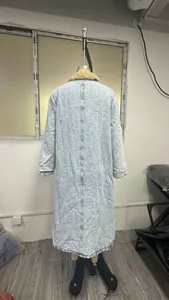Lange oversized spijkerjas met een lichte wassing voorzien van een warme fleece kraag