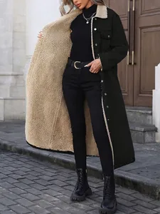Volledig overzicht van een warme zwarte denim jas met zachte beige fleecevoering