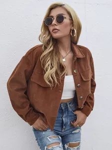 Vue détaillée de la veste en velours côtelé marron pour femme avec texture nervurée