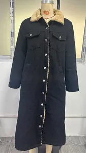 Detail van deze lange zwarte spijkerjas met warme sherpa fleece voering en kraag.