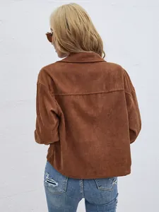 Vue arrière détaillée d'une veste en velours côtelé marron pour femmes avec texture
