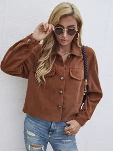 Vue détaillée d'une veste courte en velours côtelé marron pour femme avec boutons.