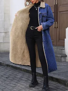 Detailopname van een lange spijkerjas met een warme beige sherpa fleece voering.