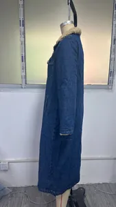 Zijaanzicht van een lange oversized spijkerjas voor dames met warme sherpa-voering