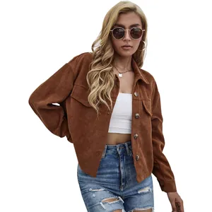 Veste courte en velours côtelé marron pour femme avec poches poitrine et boutons