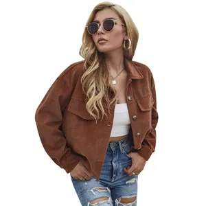 Veste courte en velours côtelé marron pour femme avec poches, style décontracté d'automne.