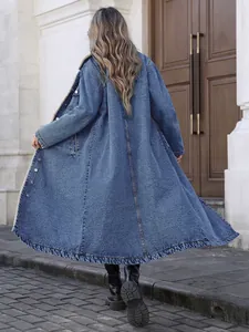 Lange losse denim jas voor dames met fleecevoering, achteraanzicht in straatscène