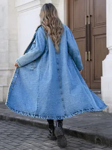 Lange oversized dames spijkerjas met fleecevoering, achteraanzicht in straatstijl