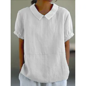 Vista dettagliata di una camicia bianca in cotone e lino con colletto Peter Pan e polsini.