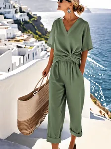 Detailansicht Damen Set in Salbeigrün mit Knotendetail und weiter Hose im Sommerlook