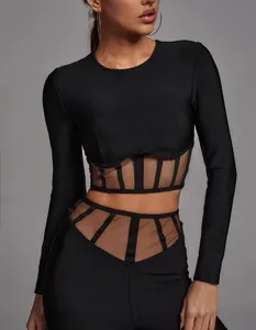 Détail des découpes en mesh transparent sur un ensemble bandage noir à manches longues