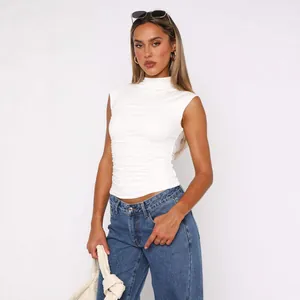 Elegante canotta bianca senza maniche con collo alto e arricciature, vestibilità slim da donna