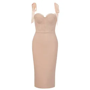Dettaglio abito corsetto color nudo con bordi in pizzo e spalline a fiocco eleganti.