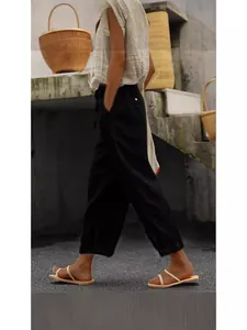 Lässige Damen-Cropped-Hose aus Baumwollleinen in Schwarz im minimalistischen Stil