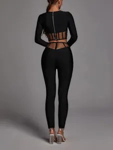 Détail du dos d'un ensemble bandage noir deux pièces avec découpes en mesh et fermeture.