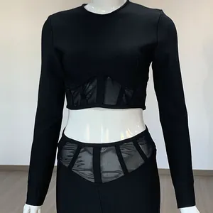 Vue détaillée de l'ensemble deux pièces noir avec des découpes en mesh transparent