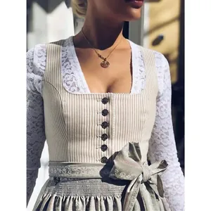 Détail d'une robe Dirndl allemande traditionnelle avec manches en dentelle et corsage rayé