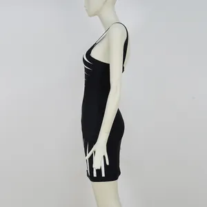 Seitenansicht eines sexy Bodycon-Bandagenkleids mit Zebramuster und Rückenausschnitt