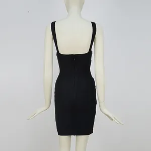 Rückansicht eines sexy schwarzen Bandage-Bodycon-Minikleids an einer weißen Schaufensterpuppe