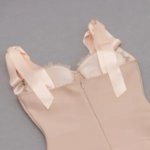 Dettaglio del retro di un abito a fascia beige con spalline in raso a fiocco