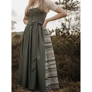 Detail eines traditionellen deutschen Dirndls mit Spitzenbluse und Schürze
