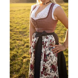 Detailansicht eines eleganten floralen deutschen Dirndls für das Oktoberfest