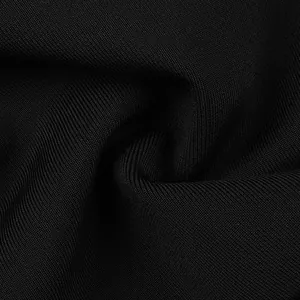 Vue macro montrant la texture haute densité du tissu en maille bandage noir chic