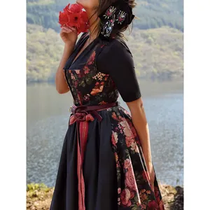 Robe Dirndl noire élégante à fleurs pour l'Oktoberfest dans un cadre naturel