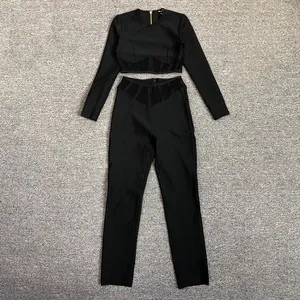 Vue détaillée de l'ensemble deux pièces noir avec haut en mesh et pantalon taille haute.