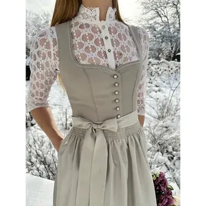 Vue détaillée d'un Dirndl de Munich élégant avec blouse en dentelle blanche sous la neige