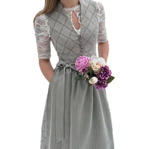 Elegantes Dirndl-Kleid mit Spitzenbluse für das Oktoberfest, grau-weißes Design für Damen.