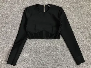 Vue détaillée du crop top bandage noir à manches longues avec taille en mesh corset