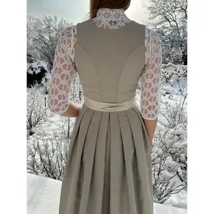 Robe Dirndl élégante pour l'Oktoberfest avec manches en dentelle blanche dans la neige