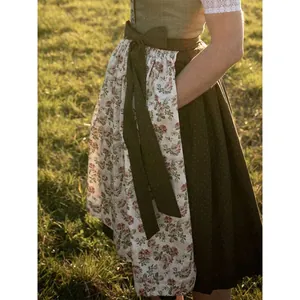 Dettaglio dell'abito Dirndl bavarese con grembiule a fiori per l'Oktoberfest.