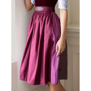 Detalle de un elegante vestido Dirndl morado para el Oktoberfest con mangas de encaje.
