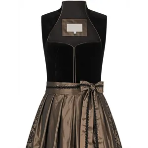 Vista dettagliata dell'elegante corpetto Dirndl in velluto nero e grembiule in raso marrone