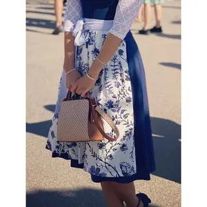 Elegantes traditionelles deutsches Oktoberfest Dirndl mit floraler Schürze