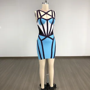 Vue détaillée d'une robe bandage moulante sexy à col licou et design color-block