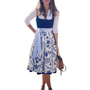 Traditionelles Oktoberfest Dirndl Kleid mit blauem Blumendruck und weißer Spitzenbluse