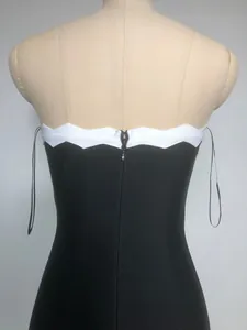 Vista posteriore dettagliata di un abito a fascia bianco e nero con zip invisibile