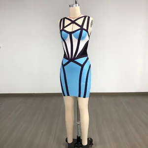 Vue détaillée d'une robe bandage moulante sexy à blocs de couleurs sur un mannequin