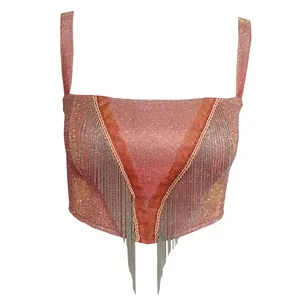 Détail rapproché montrant le tissu rose scintillant et les franges métalliques de ce caraco