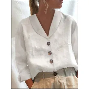 Vista detallada de una camisa informal de algodón y lino blanco con cuello en V para mujer