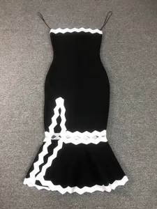Elegante abito a fascia nero con finiture a zig-zag bianche e orlo a sirena