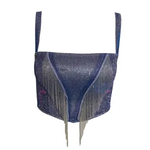 Détail d'un bustier bleu scintillant avec d'élégantes franges en chaîne argentée
