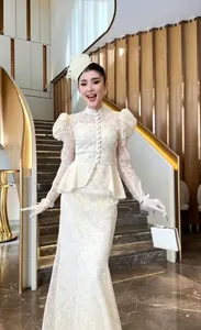Elegante set di top peplo in pizzo bianco e gonna lunga a sirena con maniche a sbuffo