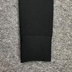 Vue rapprochée de la texture du tissu bandage noir de haute qualité sur une manche de robe