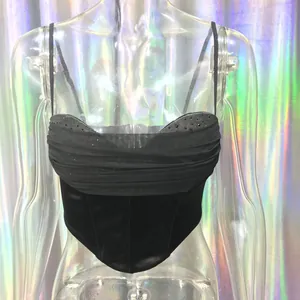 Detailansicht eines schwarzen Mesh-Korsett-Oberteils mit glitzernden Strasssteinen