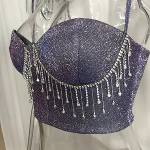 Detailaufnahme eines lila funkelnden Bustiers mit eleganten Strass-Fransen-Details