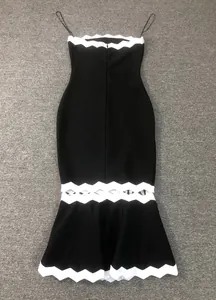 Vista dettagliata del vestito fasciante nero con elegante orlo a sirena smerlato bianco